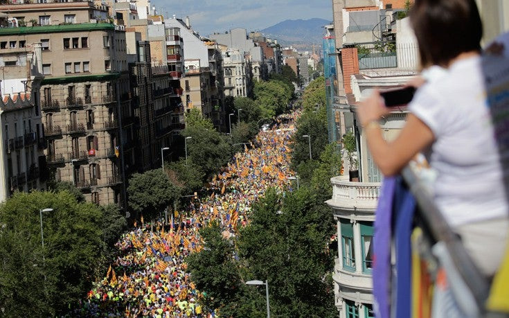 «Τρέμει η γη» στην Ισπανία: Ένα εκατομμύριο άνθρωποι στους δρόμους για την ανεξαρτησία της Καταλονίας